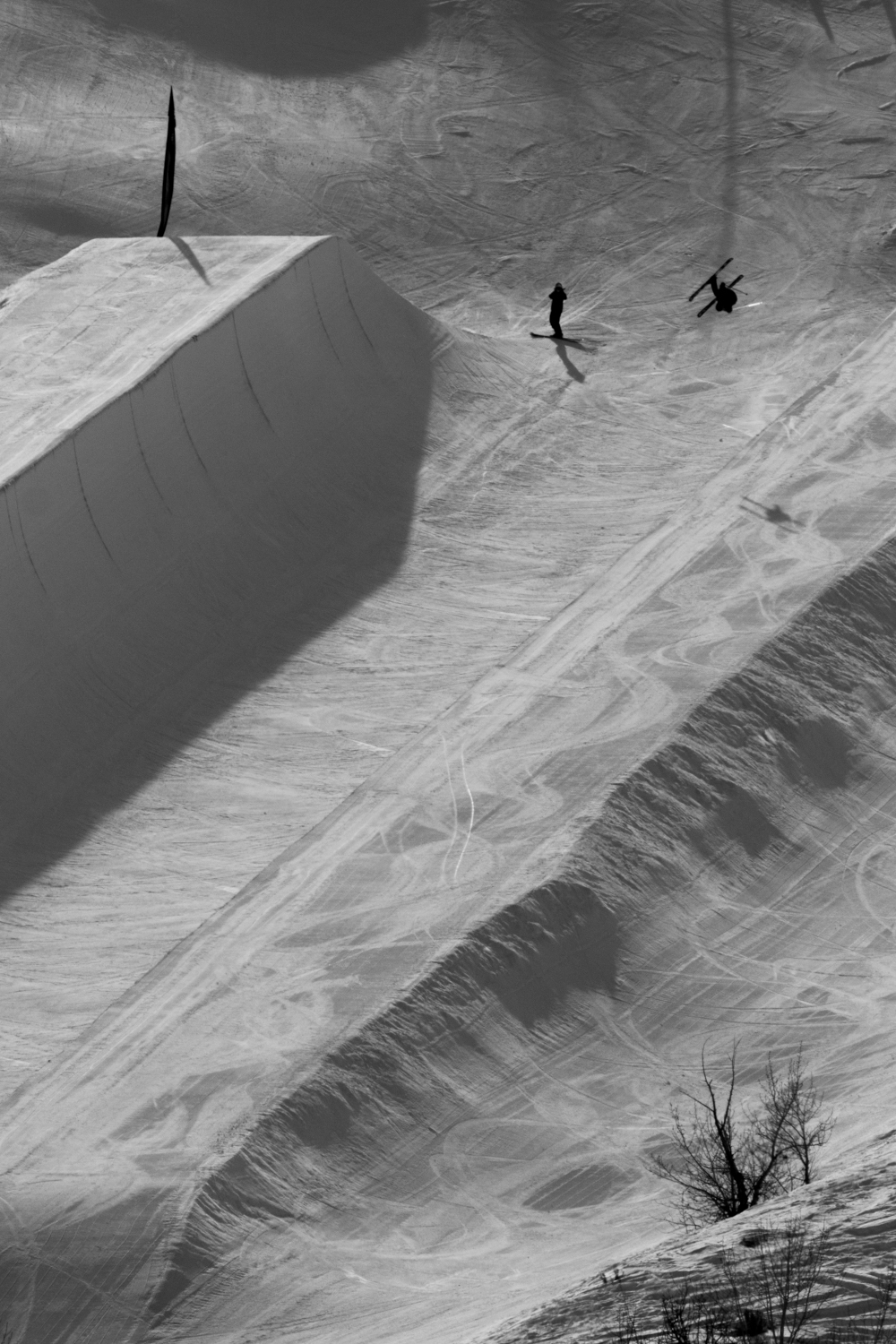 Ben looks on as Wing Tai Barrymore blasts out of Sun Valley's 22 footer.